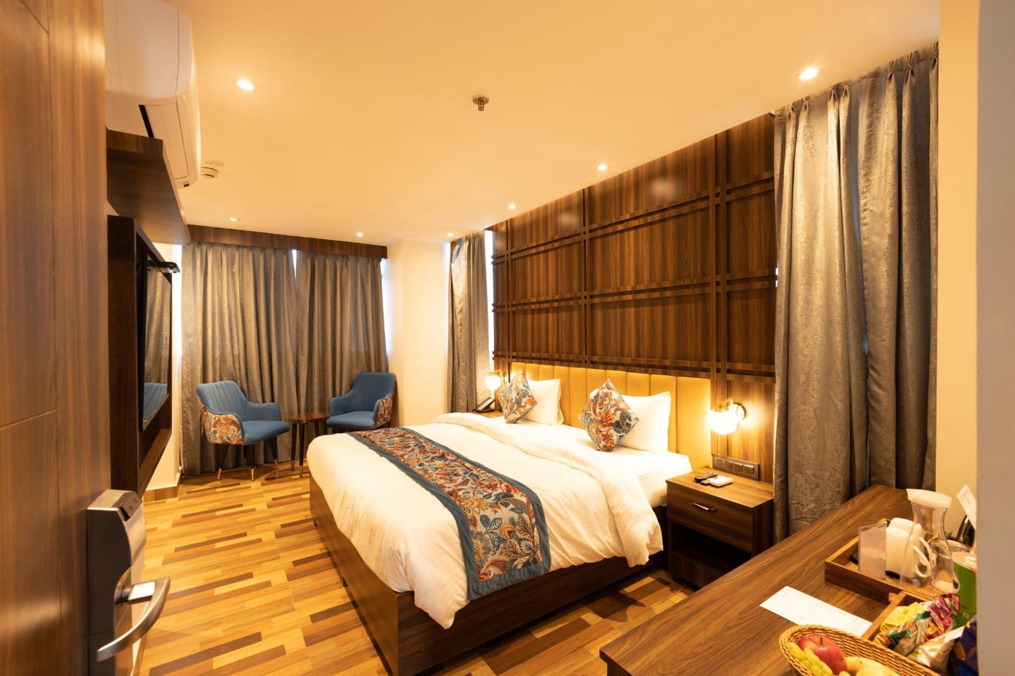Hyphen Business Hotel Noida Exterior foto