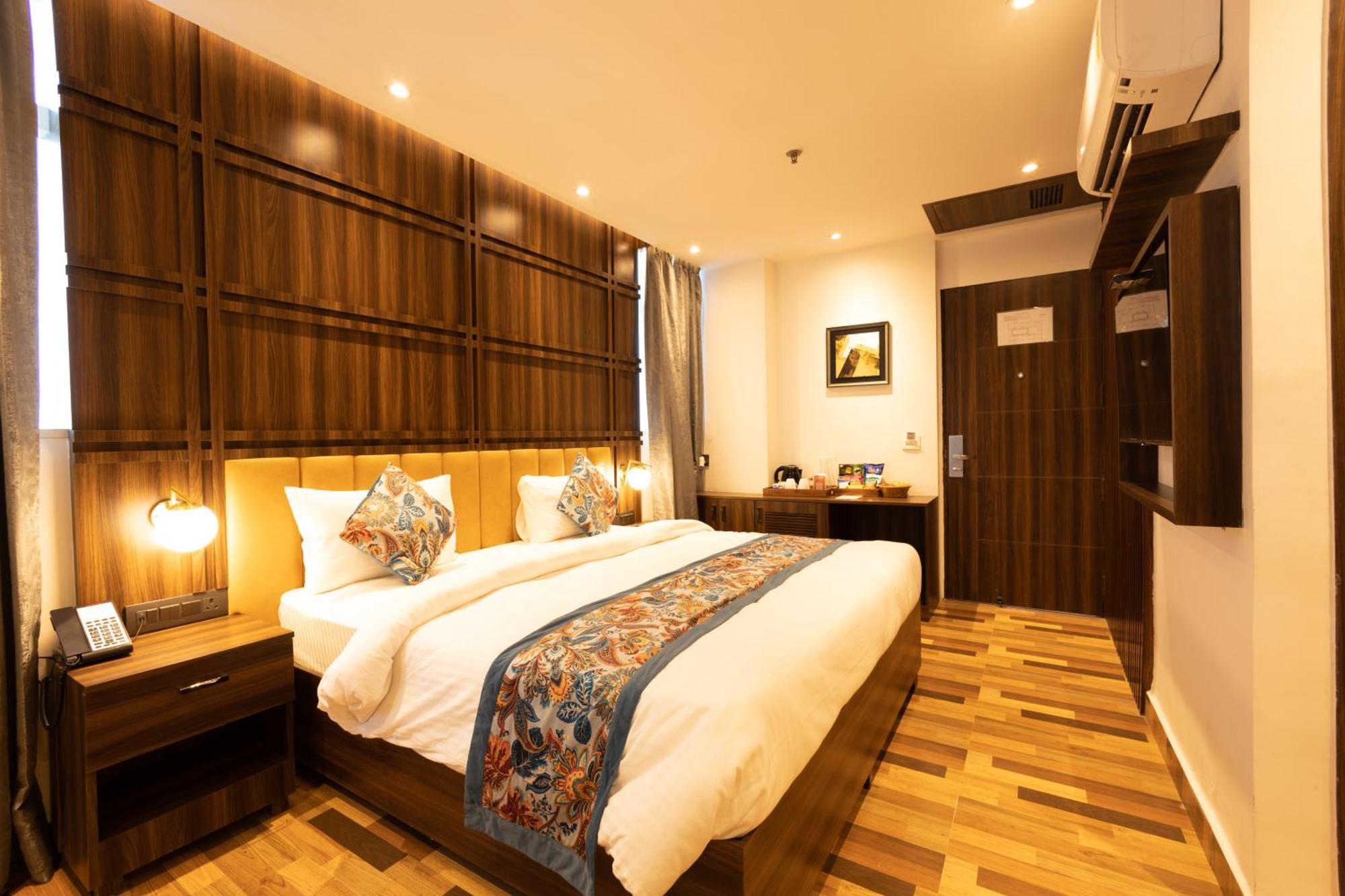Hyphen Business Hotel Noida Exterior foto