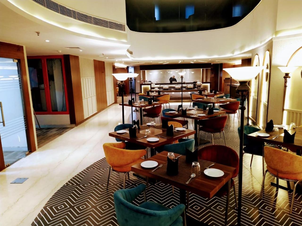 Hyphen Business Hotel Noida Exterior foto