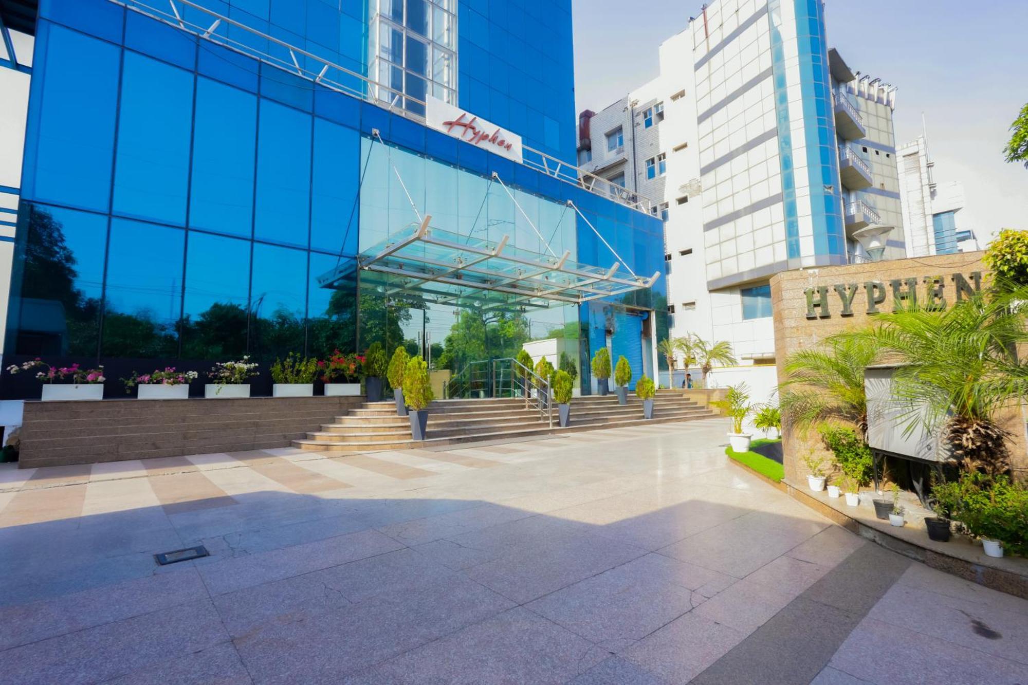 Hyphen Business Hotel Noida Exterior foto